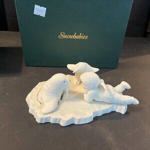 1992 Dept 56 Snowbabies Can I Help Too? Penguin Polar Bear Figurine MIB (107)